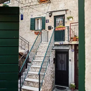 Leticia Apartment Split